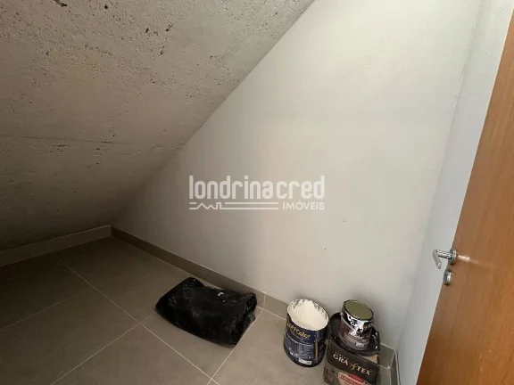 Imagem Casa assobradada à venda com 106m² de área construída, 2 dormitórios (1 suíte), 3 banheiros e 2 vagas de garagem em terreno de 125m².