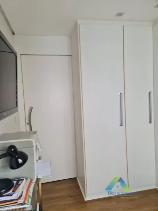 Imagem Apartamento recém reformado com 67m², 2 dormitórios, 1 suíte, 2 vagas de garagem coberta em localização privilegiada em área nobre a 500mts da Estação Metrô Chácara Klabin.