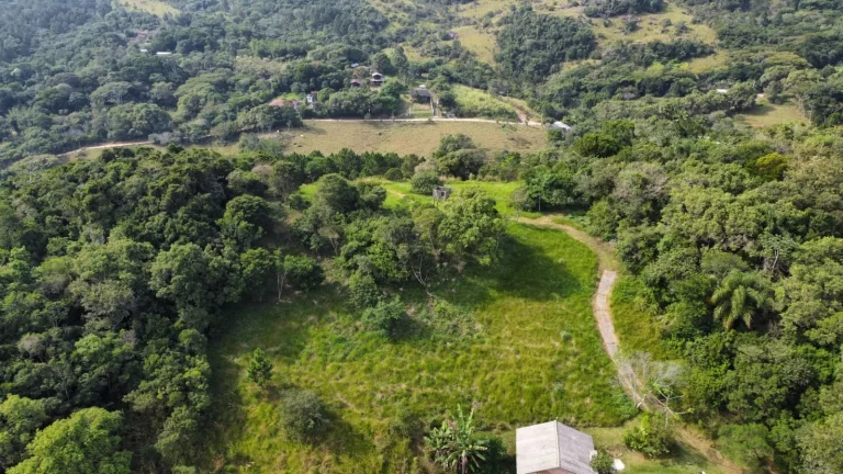 Imagem Terreno de 800m² à venda em condomínio exclusivo em Paulo Lopes-SC - Imperdível!