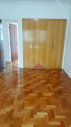 Imagem Apartamento em local previligiado no miolo de icarai,constituido por salão 03 quartos dependencias completa,vaga de garagem na escritura,andar alto so