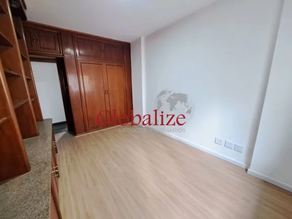 Imagem Apartamento à venda com 109m², 3 quartos, 2 banheiros, elevador, 1 quadra da praia por R$590.000,00 no Boqueirão em Santos