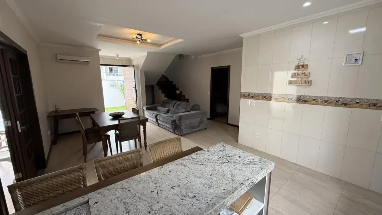 Imagem Casa a 120m do mar com 3 quartos (2 suítes), 209m² de área construída e 251m² de terreno, em Itacolomi, Balneário Piçarras - Adriano Carpes Imóveis vende!