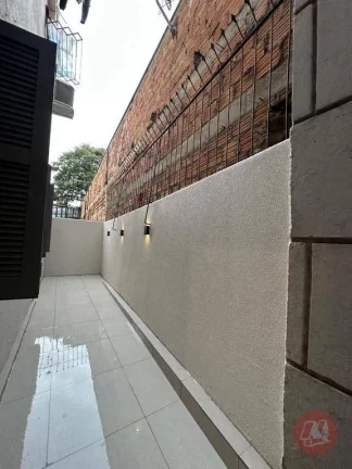 Imagem Na Protásio Alves, térreo com 2 dormitórios e pátio. Reformado e semimobiliado..