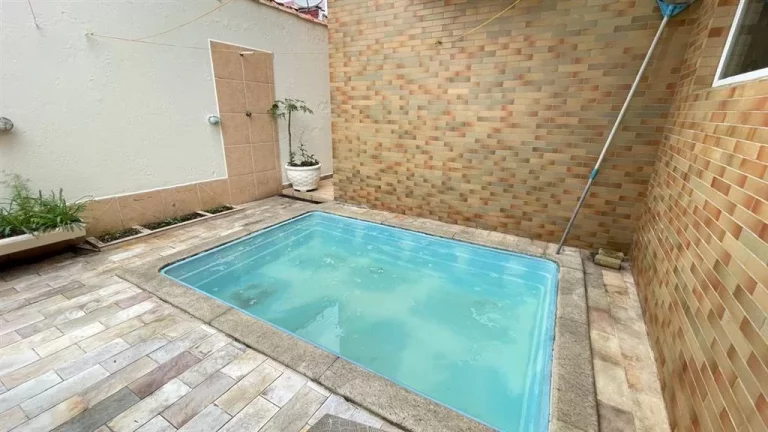Imagem Conforto e Lazer a Passos da Praia: Sobrado com Piscina e Hidromassagem!