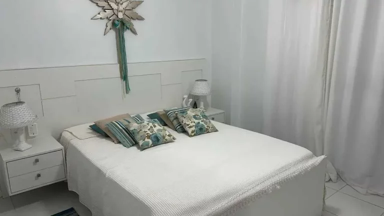 Imagem Apartamento mobiliado com 2 dormitórios sendo 1 suíte com sacada e 1 vaga de garagem