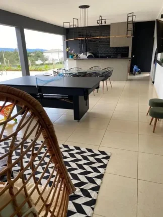 Imagem Casa em condomínio de luxo no bairro Caguassu em Sorocaba-SP: 3 quartos, 1 suíte, 4 banheiros, 4 vagas de garagem.