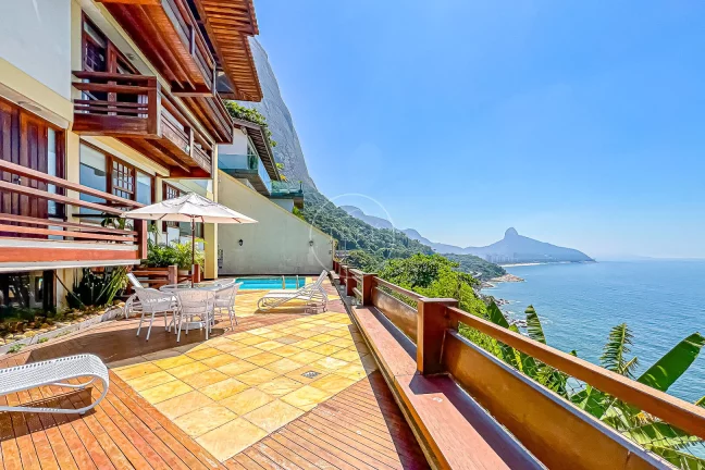 CASA com VISTA MAR de ALTO PADRÃO - 4 SUÍTES - 522m²
