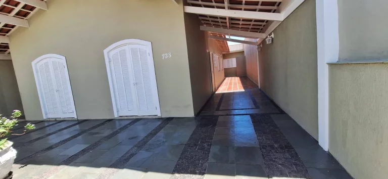 Imagem CASA LADO LINHA COM PISCINA EM DOIS LOTES