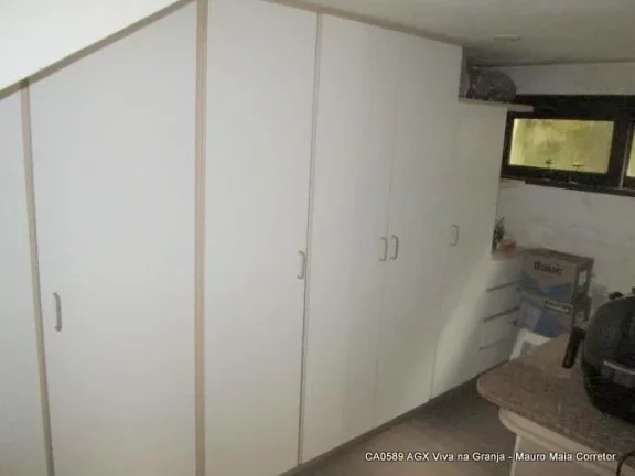 Imagem Casa situada em um bolsão residencial, altura do Km 23 da Raposo Tavares.