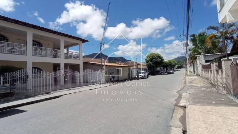 Imagem Casa à Venda - Com 2 pavimentos - Centro - Mantena - MG
