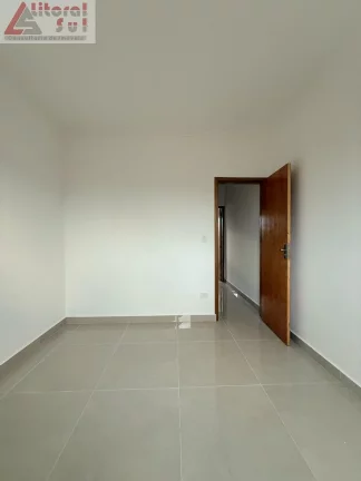 Imagem Casa em Condomínio à venda em Praia Grande-SP, bairro Melvi, 2 quartos, 1 sala, 1 vaga, 55,00 m². Confira!