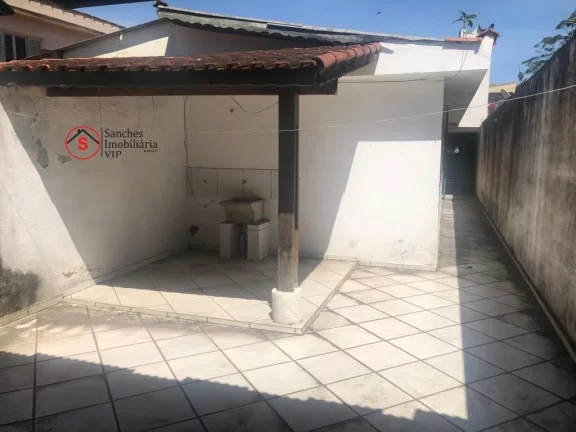 Imagem Sobrado à Venda em Santo Andr?(C) com 2 dormitórios , sala, cozinha, banheiro e lavanderia,com garagem coberta para dois carros. Fundos com quintal gran