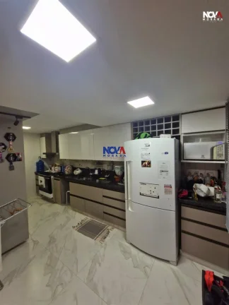 Imagem Conheça esta deslumbrante casa triplex, com 280m de área privativa, localizada no condomínio no R...