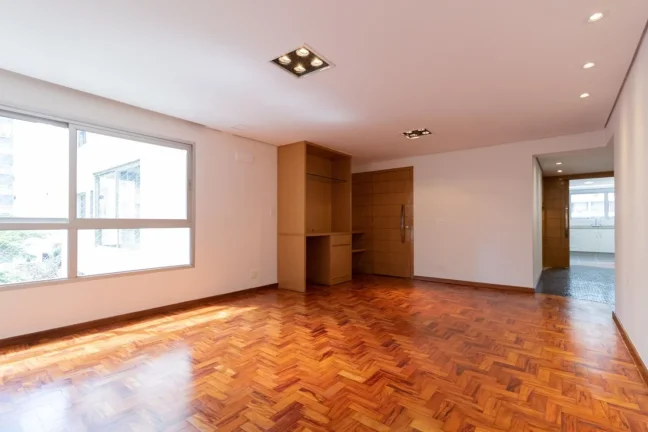 Imagem OPORTUNIDADE IMPERDÍVEL ! Apartamento 125M² Reformado, 3Q, 1 Suíte, 2 Banheiros, 2 Vagas.