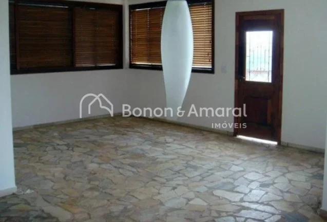 Imagem Casa com vista privilegiada, com 3 quartos, sendo 2 suítes com varanda, banheiros com blindex, sót...