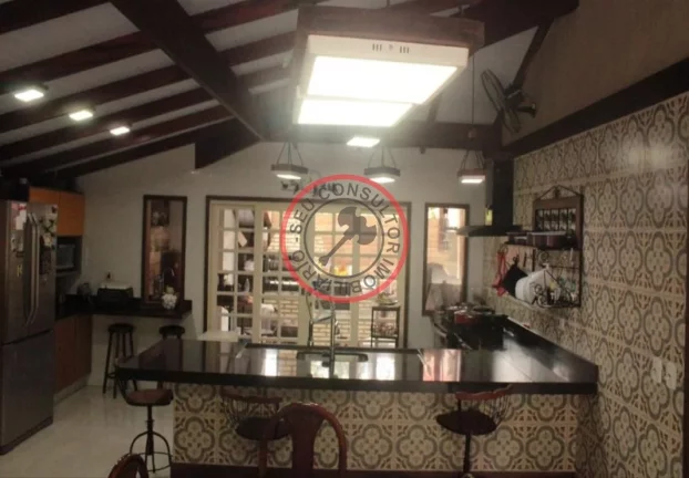 Imagem Casa em residencial, com 3 dormitorios sendo 2 suites, sala de estar, sala de jantar, cozinha e area gourmet e lavanderia.