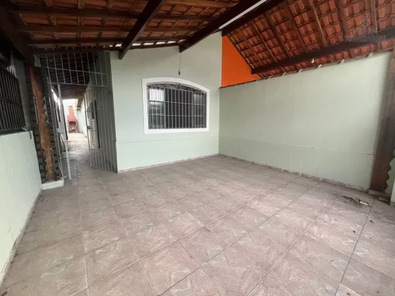 Imagem Casa Térrea 2 Dorms com Suíte, Churrasqueira e 2 Vagas – Caiçara