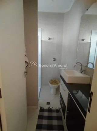 Imagem Casa com 3 Suítes confortáveis com armários embutidos e uma das suites tem banheira;
2 Salas de e...