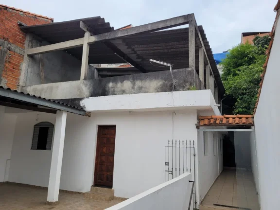 Imagem Casa em uma rua tranquila na Zona Norte - 100M² de área construída, 4 Dorms, 2 Vagas, Cozinha Ampla.
