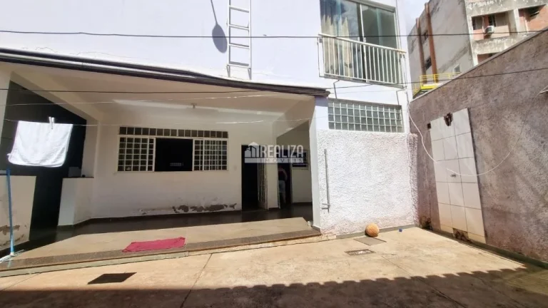 Imagem Casa com 6 Dormitórios no Bairro Fabrício - em Uberaba