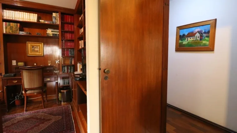 Imagem Apartamento 200M², 3Q, 3 Suítes, 5 Banheiros, 3 Vagas, Varanda, Piscina, Closet, Despensa, Dependência Completa de Serviço, Depósito, Armários.