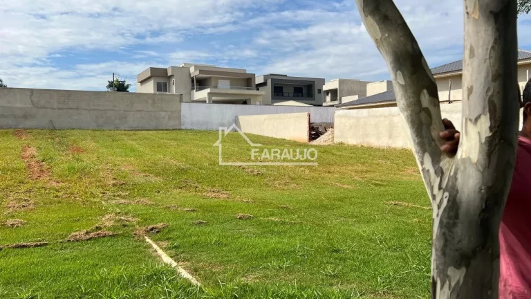 Terreno à venda em condominio fechado em em Araçoiaba da Serra: Infraestrutura Completa!