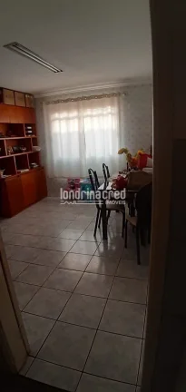 Imagem Casa no Jardim Morumbi, 3 quartos (1 suíte), 155m² de construção, 260m² de terreno, quintal amplo com churrasqueira, a 5 min do centro e perto do shopping!