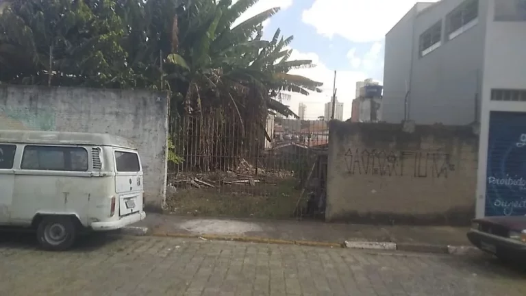 Imagem Terreno 100% plano, rua larga e sem saída, próximo a comércios.