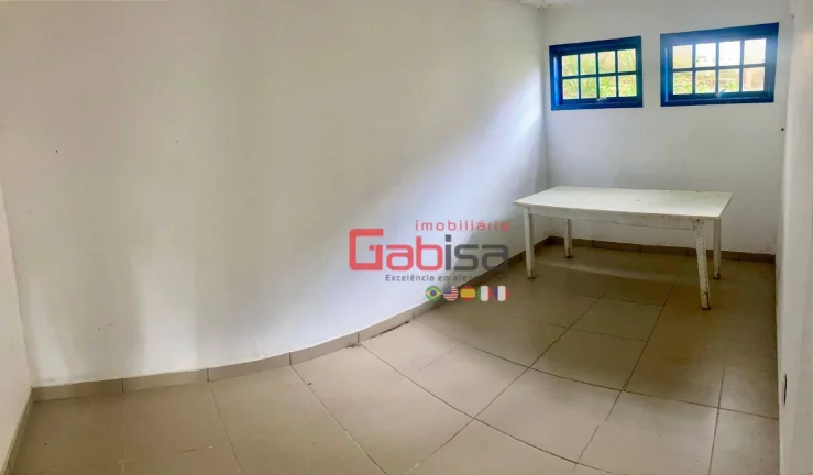 Imagem Espaço Versátil à Venda: Imóvel de 4125 m² com Estrutura de Escola e Quadra na Ferradura
