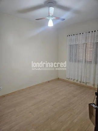 Imagem Casa à venda na Zona Leste de Londrina com 3 quartos, 2 banheiros, cozinha com armários, churrasqueira, quarto e banheiro nos fundos, em terreno de 250m²