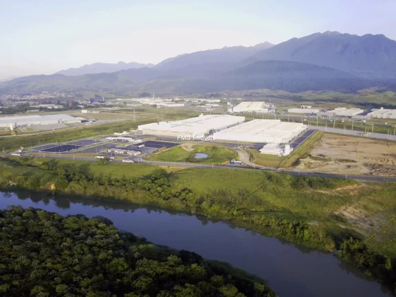 Imagem Galpão Industrial de Alto Padrão em Itatiaia-RJ: 2 Banheiros, 5 Vagas de Garagem, 7.656,18 m² de Área