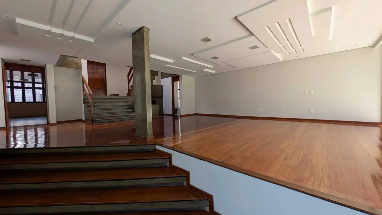 Imagem Casa com 5 dormitórios sendo 3 suítes e 4 vagas de garagem em Florianópolis/SC