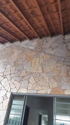 Imagem CASA NO BAIRRO JARDIM BRASILANDIA COM EDICULA NO FUNDO.