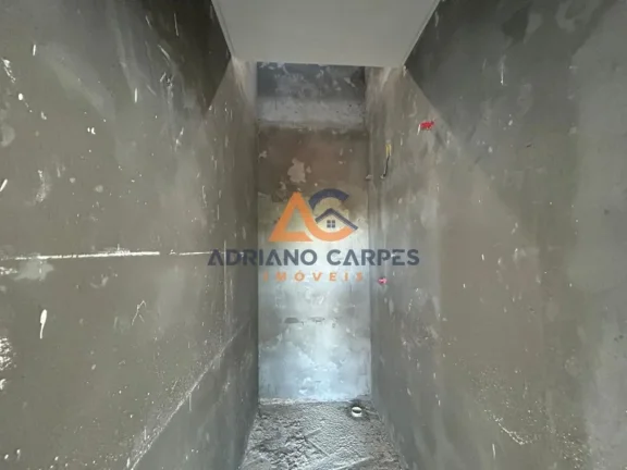 Imagem Sobrado de Alto Padrão à Venda em Navegantes-SC, Bairro Gravatá 3 Quartos sendo 1 Suíte, 1 Sala, 3 Banheiros, Adriano Carpes Imóveis