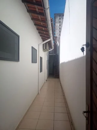 Imagem Casa, 3 dormitorios sendo 2 suites, sala e cozinha em espaço integrado, cozinha com movéis planejados, espaço gourmet com churrasqueira, 70 metros da praia. Orla da Praia com coclivia playground e monitoramento. Agende sua visita! WhatssApp (13) 99154-395
