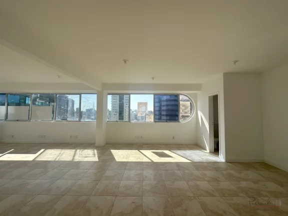Imagem Ampla sala comercial com vista e terraço em um prédio tradicional do centro de Florianópolis. A s...