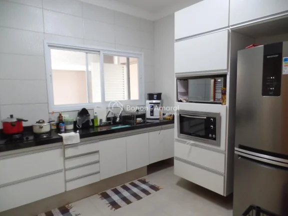 Imagem Excelente casa em condomínio, térrea e com terreno diferenciado (342 m²). 
Muito bem construída ...