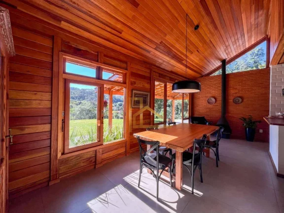 Imagem Casa Linear com 4 quartos e lazer privativo dentro de condomínio de Teresópolis
