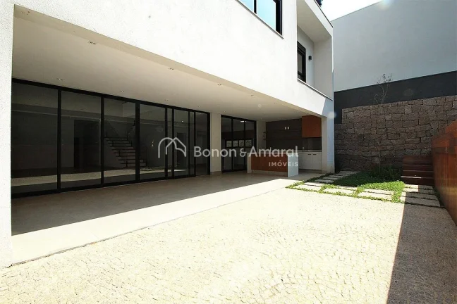 Imagem Linda casa, com arquitetura moderna e acabamento de alta qualidade em todos os ambientes. A residên...