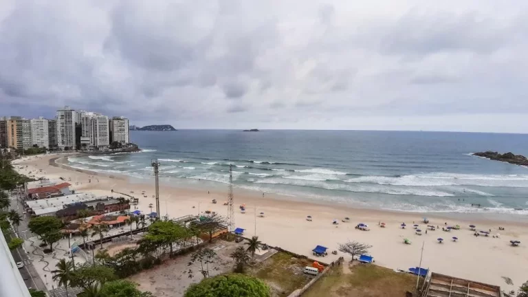 Imagem PITANGUEIRAS - DE FRENTE E COM LINDA VISTA PARA O MAR - 01 VAGA.