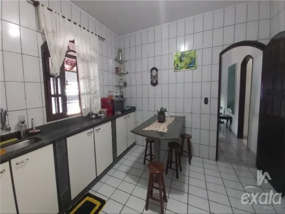Imagem Manoel Plaza, casa com 3 quartos com 1 suite, sala e cozinha ampla, banheiro social, varandão, 3 vagas de garagem, terreno de 300 m²