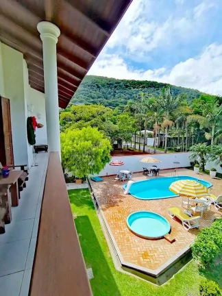 Imagem Casa 5 suítes e 3 vagas de garagem a 150m da beira-mar da Praia de Taquaras em Balneário Camboriú/SC