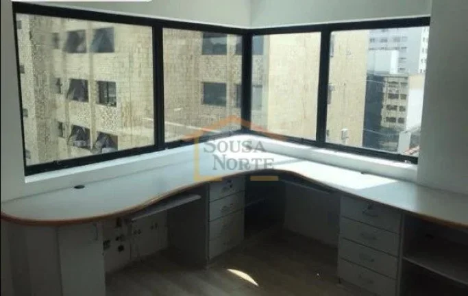 Imagem Sala Comercial, 33m² de área útil, equipada com móveis, ar condicionado, copa, pintura nova, pis...