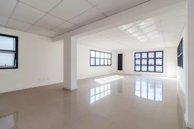 Imagem Vendo ou alugo apenas o prédio todo, são 1581 metros de área construída, dividido em 7 andares com 2 salas por andar. Cada laje tem em torno de 185m²