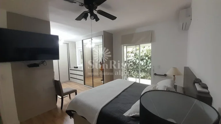 Imagem Casa térrea de esquina - Alphaville 3 com 3 suítes e 4 vagas - 300m² AC - 570m² AT | R$15.000,