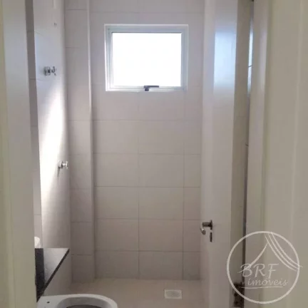 Imagem Vendo apartamento em Bairro Arreias São José SC, de três dormitórios, suíte, duas vagas livres, cozinha e área de serviço mobiliados.