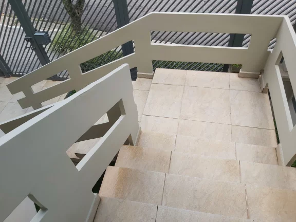 Imagem SÃO ROQUE NOBRE EXCELENTE SOBRADO ALTO PADRÃO 340,00 M 3 SUÍTES 6 BANHEIROS 3 SALAS PISCINA AQUECIMENTO SOLAR ÓTIMA LOCALIZAÇÃO R. SEGURA E SEM SAÍDA.