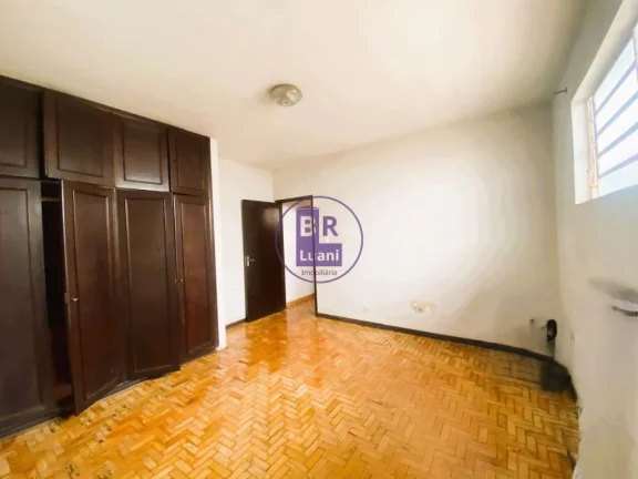 Imagem Casa térrea à venda com 12 quitinetes no fundo.