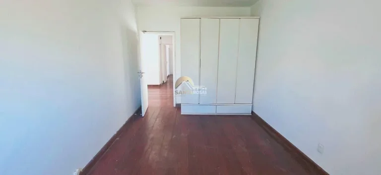 Imagem Um por andar, hall privativo e varanda com fechamento de vidro. Andar alto, vista livre para mar e