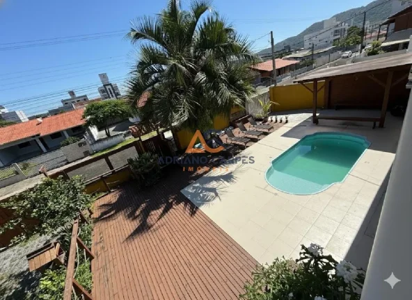 Imagem Ampla casa com 04 quartos sendo 02 suítes e área de lazer em Gravatá, Navegantes. Adriano Carpes Imóveis Vende